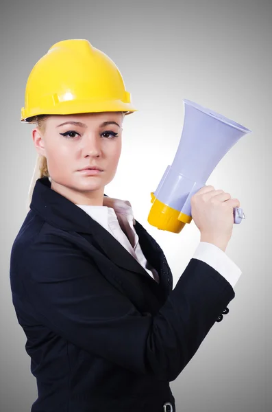 Trabalhadora da construção feminina com altifalante — Fotografia de Stock