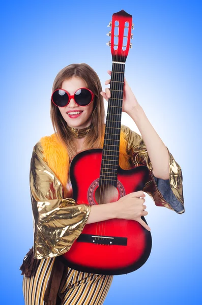 Guitarrista alto isolado em branco — Fotografia de Stock