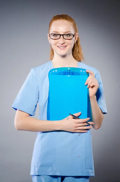 Mujer joven médico — Foto de Stock