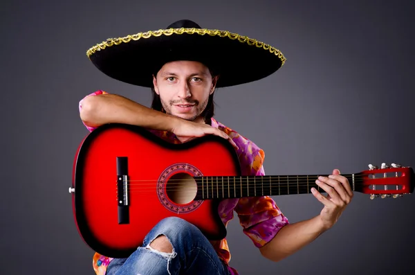 Gitarlı bir sombrero giyen adam. — Stok fotoğraf