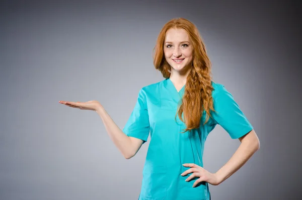 Mujer joven médico — Foto de Stock