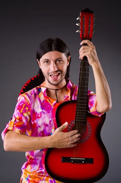 Hombre usando sombrero con guitarra —  Fotos de Stock