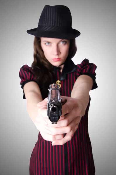 Mulher gangster com pistola — Fotografia de Stock