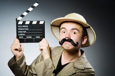 Avlanma konseptinde safari şapkalı bir adam