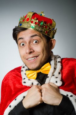 Taç takan komik bir adam.