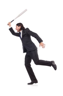 Beyazların üzerinde beysbol sopası olan adam.