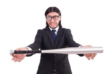 Beyazların üzerinde beysbol sopası olan adam.