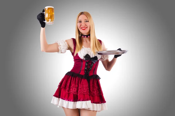 Junge Kellnerin mit Bier — Stockfoto