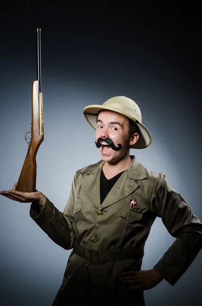 Hombre en sombrero de safari en concepto de caza — Foto de Stock