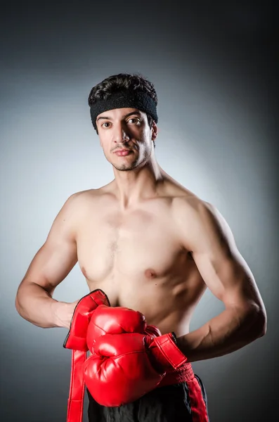 Muscular boxer wiith luvas vermelhas — Fotografia de Stock