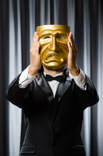 Забавная концепция с театральной маской — стоковое фото
