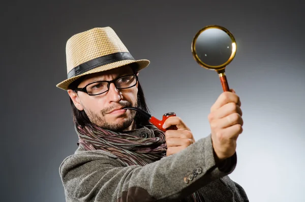 Grappig detective met rookpijp en vergrootglas — Stockfoto