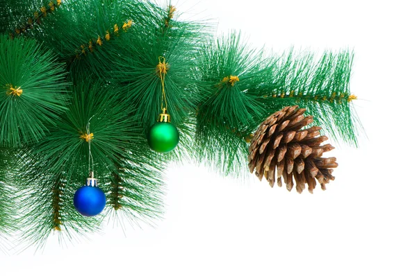 Weihnachtsbaum mit Tannenzapfen — Stockfoto