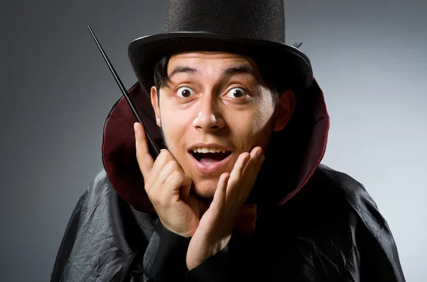 Vicces bűvész férfi pálca és kalap — Stock Fotó