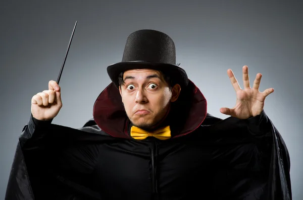 Homme magicien drôle avec baguette et chapeau — Photo