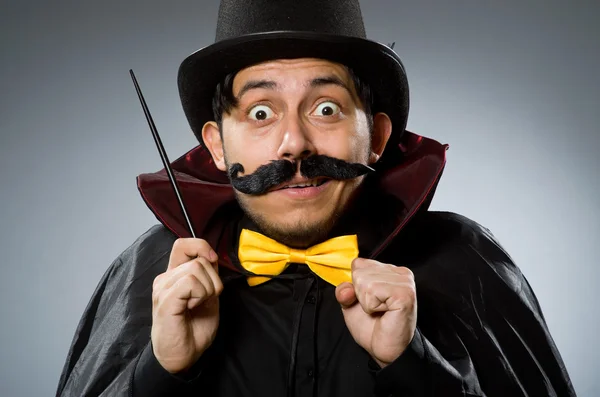 Hombre mago divertido con varita y sombrero —  Fotos de Stock