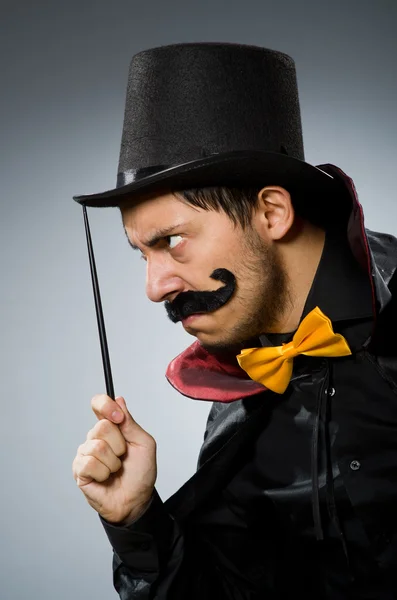 Hombre mago divertido con varita y sombrero — Foto de Stock