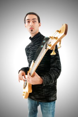 Gitar çalan genç adam.