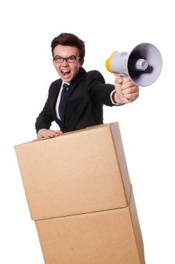 Hoparlör kutusunun yakınında bulunan adamla