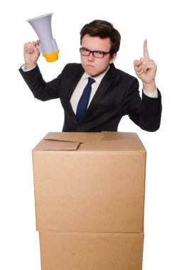 Hoparlör kutusunun yakınında bulunan adamla