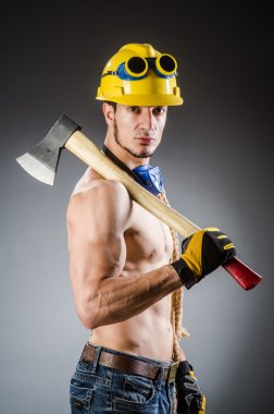 Yırtık kaslı adam aletlerle