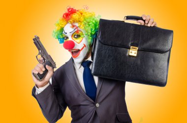 silah ile işadamı palyaço