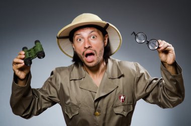 Arka planda komik bir safari avcısı