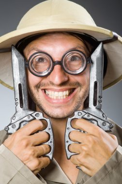 Arka planda komik bir safari avcısı