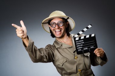 Arka planda komik bir safari avcısı