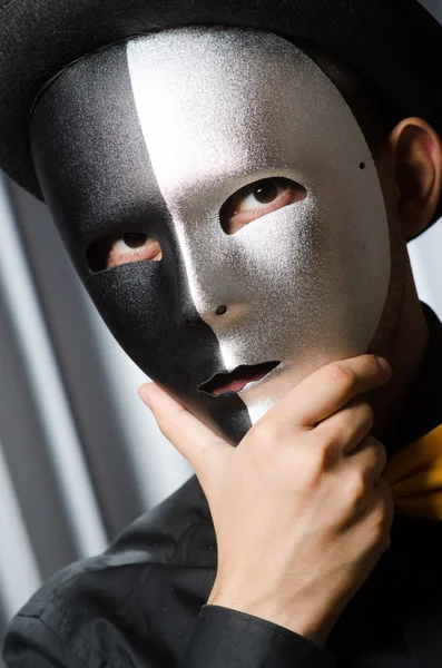 Man met theatraal masker — Stockfoto