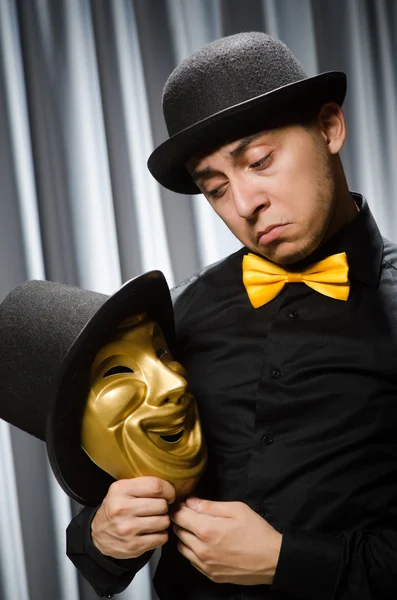 Muž s divadelní maskou — Stock fotografie