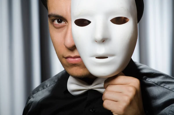 Muž s divadelní maskou — Stock fotografie