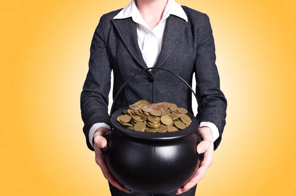 Mujer sosteniendo olla de monedas de oro — Foto de Stock