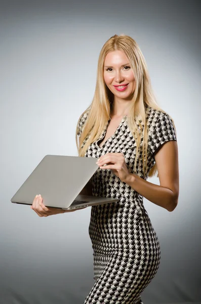 Mulher de negócios segurando laptop prata — Fotografia de Stock