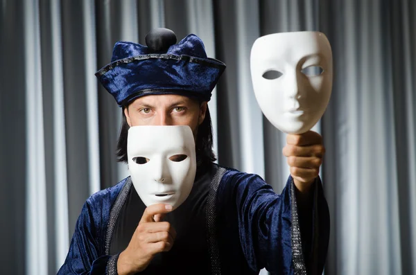 Mann mit Theatermaske — Stockfoto