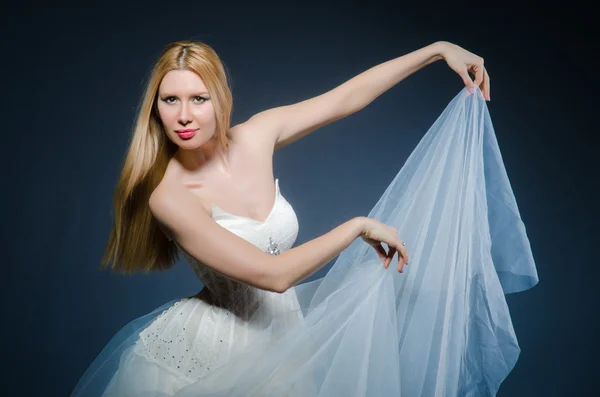 Braut im weißen Kleid im Atelier — Stockfoto