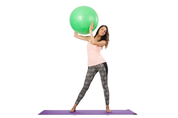 Mujer joven haciendo ejercicio con pelota suiza — Foto de Stock