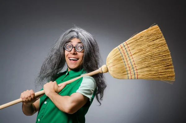 Homem engraçado com escova e peruca — Fotografia de Stock