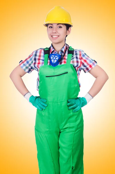 Junge Frau in grünen Overalls — Stockfoto