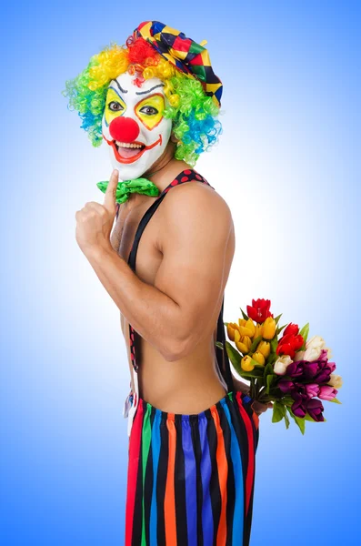 Clown met bloemen — Stockfoto