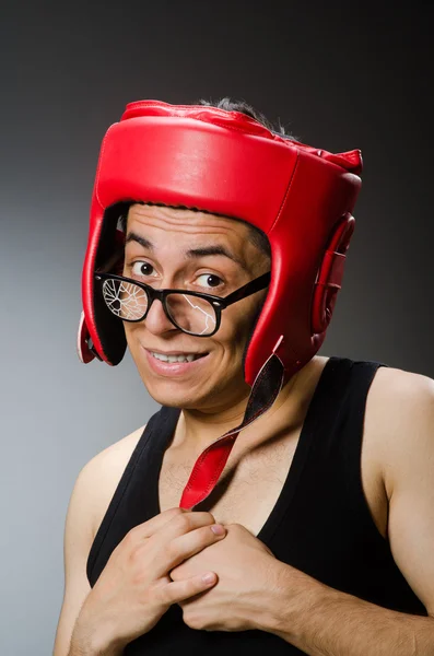 Boxer drôle avec des gants rouges sur fond sombre — Photo