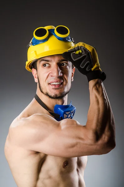 Homem construtor muscular rasgado com ferramentas — Fotografia de Stock
