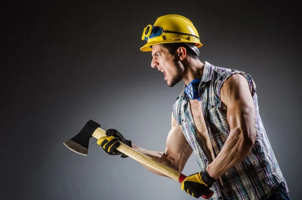 Ripped constructor muscular hombre con herramientas — Foto de Stock