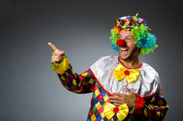 Смішний клоун в барвистому костюмі — стокове фото
