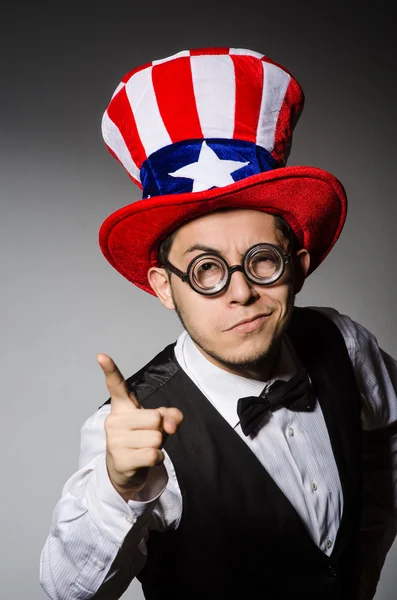 Uomo con cappello americano indossando occhiali — Foto Stock