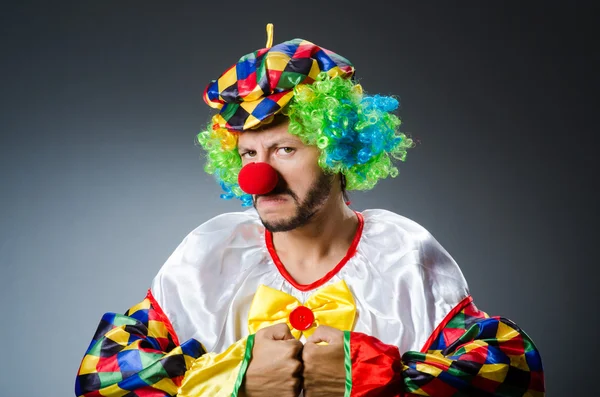 Grappige clown in kleurrijk kostuum — Stockfoto