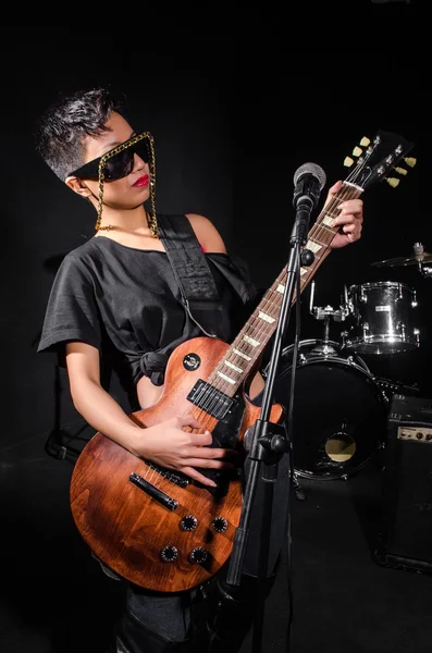 Jovem mulher tocando guitarra — Fotografia de Stock