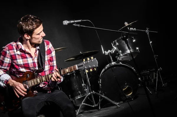 Homem com guitarra — Fotografia de Stock