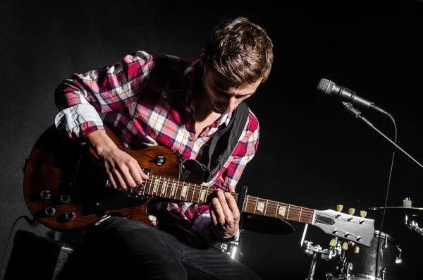 Man med gitarr — Stockfoto