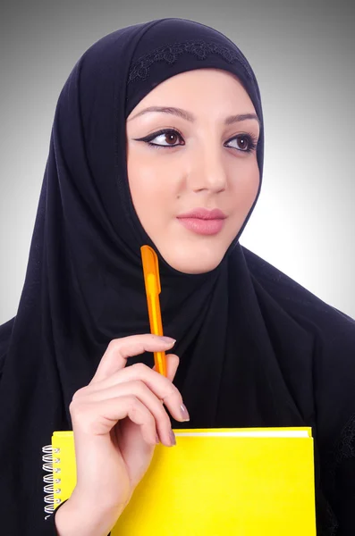 Молодая мусульманка с книгой — стоковое фото